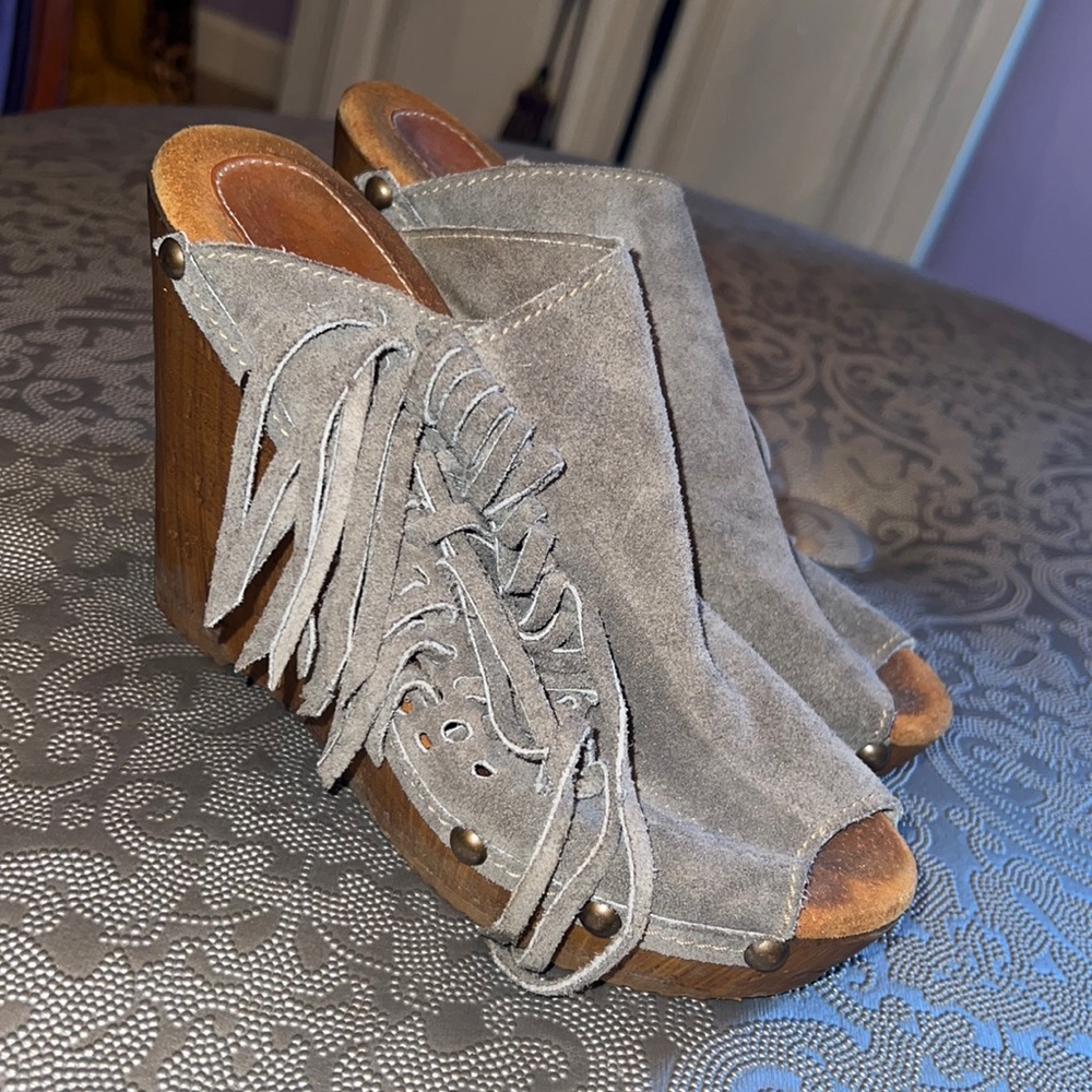 Suede shoe